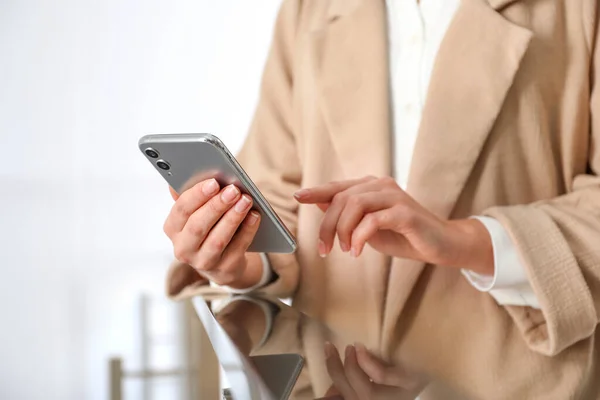 Mujer Joven Usando Teléfono Inteligente Moderno Interior Primer Plano — Foto de Stock