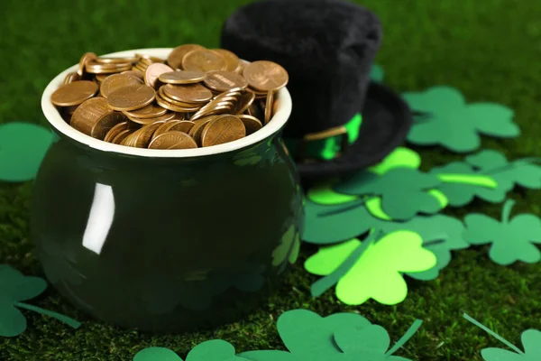 Pot Gouden Munten Klaverbladeren Groen Gras Close Patrick Day Viering — Stockfoto