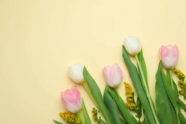 Platte Lay Compositie Met Lentebloemen Gele Achtergrond Ruimte Voor Tekst — Stockfoto