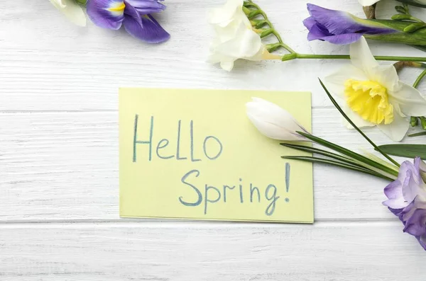 Tarjeta Con Palabras Hello Spring Flores Frescas Sobre Mesa Madera — Foto de Stock