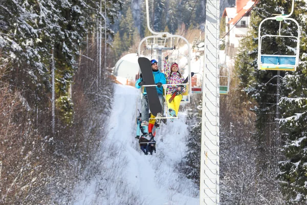 Casal Usando Teleférico Estância Esqui Montanha Férias Inverno — Fotografia de Stock