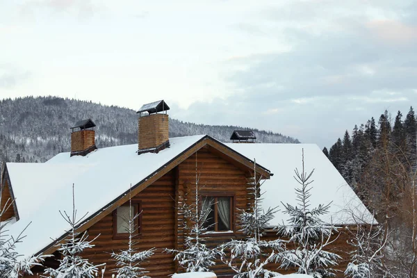 Casa Madera Abetos Cubiertos Nieve Mañana Invierno — Foto de Stock