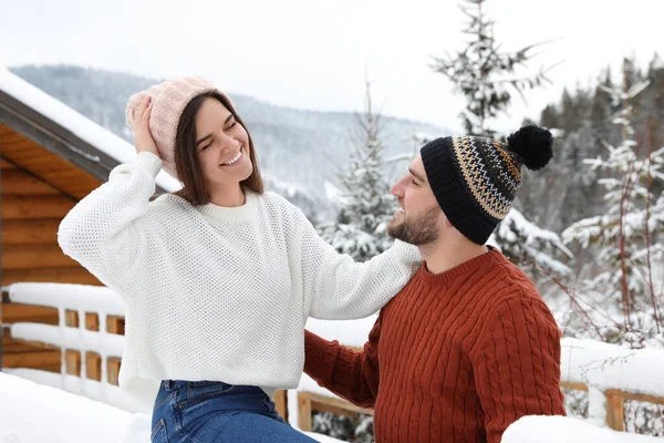 Casal Feliz Suéteres Quentes Livre Dia Inverno — Fotografia de Stock