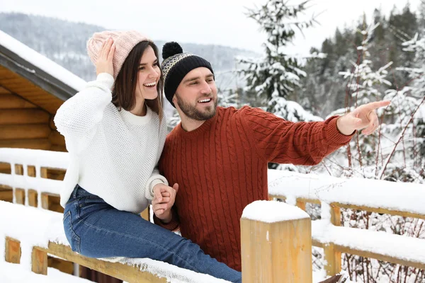 Pasangan Bahagia Dengan Baju Hangat Luar Ruangan Saat Musim Dingin — Stok Foto