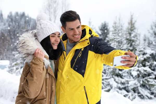 Happy Couple Taking Selfie Snowy Forest Winter Vacation — Stock Photo, Image