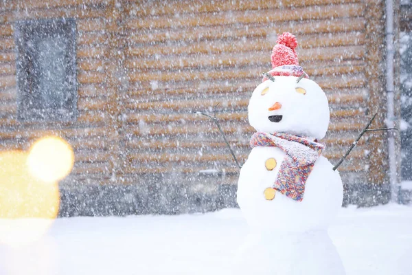 Muñeco Nieve Divertido Con Sombrero Bufanda Aire Libre Día Nevado —  Fotos de Stock