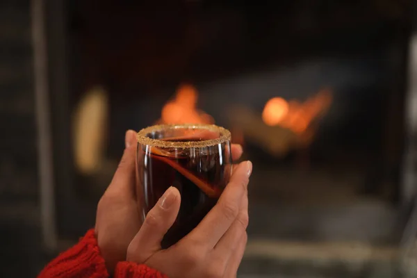 Femme Avec Vin Chaud Près Une Cheminée Feu Gros Plan — Photo