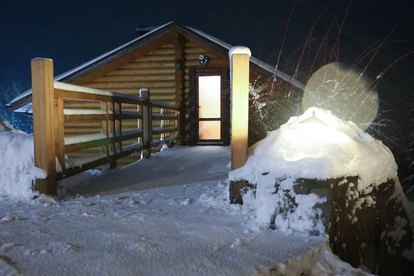 Puente Cubierto Nieve Cerca Casa Madera Por Noche Vacaciones Invierno —  Fotos de Stock