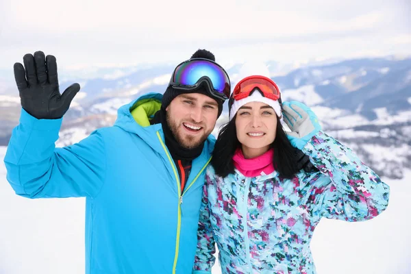 Young Couple Mountain Resort Winter Vacation — Stock Photo, Image