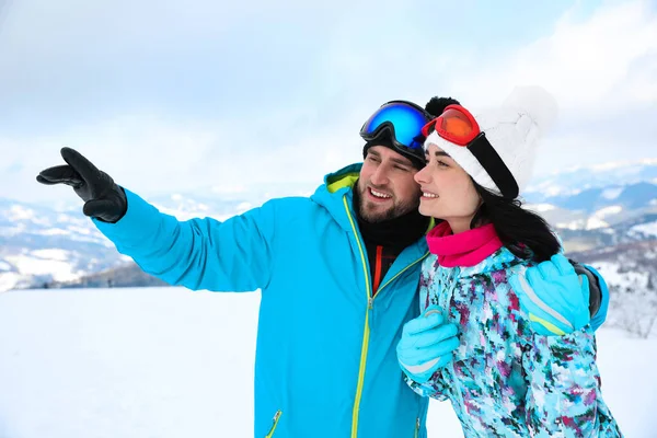 Casal Jovem Resort Montanha Férias Inverno — Fotografia de Stock