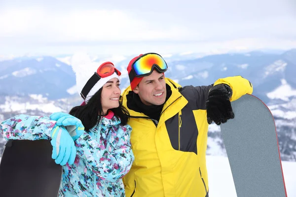Casal Com Snowboards Resort Montanha Férias Inverno — Fotografia de Stock