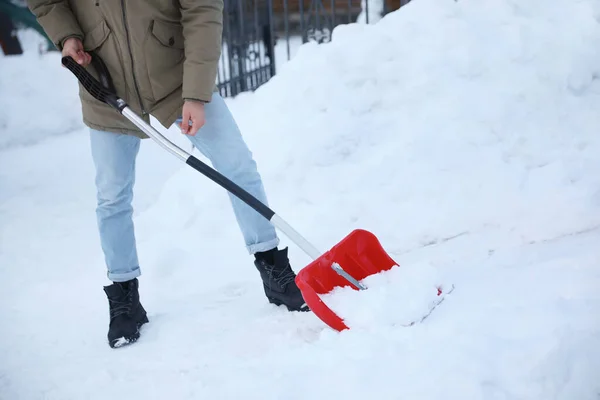 Hombre Limpiando Nieve Con Pala Aire Libre Día Invierno Primer — Foto de Stock