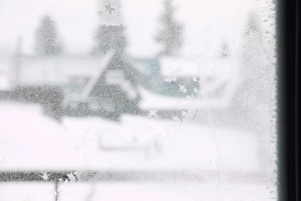 Blick Auf Die Schöne Landschaft Durch Frostige Fenster Wintermorgen — Stockfoto