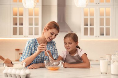 Anne ve kızı hamur birlikte mutfakta yapma