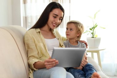 Anne ve oğlu evde E-kitap okuyorlar.