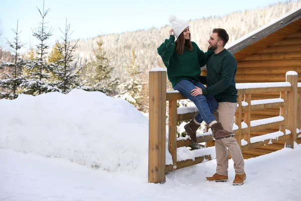Casal Encantador Andando Juntos Dia Nevado Férias Inverno — Fotografia de Stock