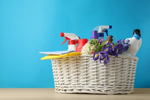 Cesta Mimbre Con Flores Primavera Artículos Limpieza Mesa Madera — Foto de Stock