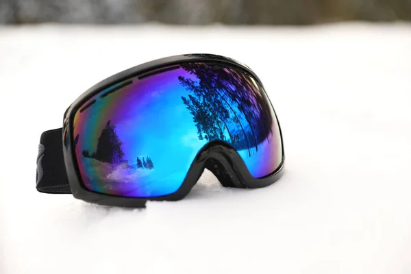 Açık Havada Kar Gözlüğü Takmak Çok Şık Kış Spor Malzemeleri — Stok fotoğraf