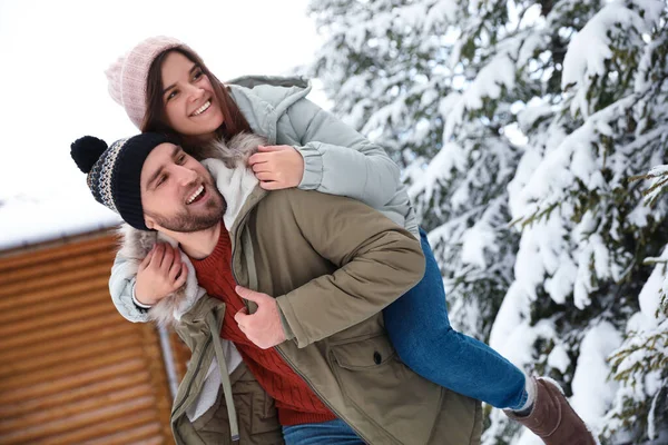 Casal Encantador Passar Tempo Juntos Dia Nevado Férias Inverno — Fotografia de Stock