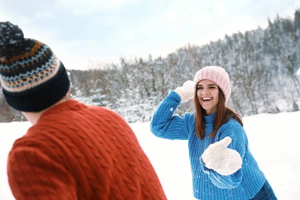 Ευτυχισμένο Ζευγάρι Που Παίζει Χιονόμπαλες Έξω Χειμερινές Διακοπές — Φωτογραφία Αρχείου