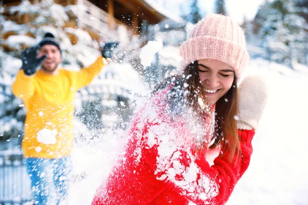 Счастливая Пара Играет Снежки Улице Зимние Каникулы — стоковое фото