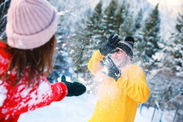 Ευτυχισμένο Ζευγάρι Που Παίζει Χιονόμπαλες Έξω Χειμερινές Διακοπές — Φωτογραφία Αρχείου