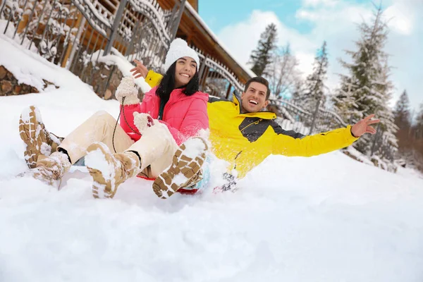 Casal Feliz Deslizando Monte Nevado Férias Inverno — Fotografia de Stock