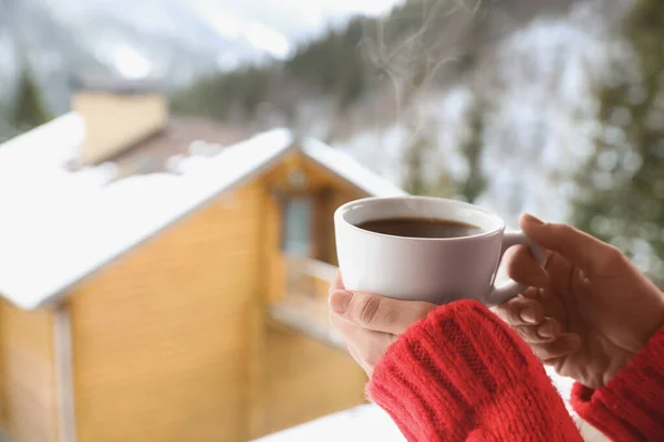 Vrouw Met Kopje Lekkere Koffie Buiten Winterochtend Close — Stockfoto