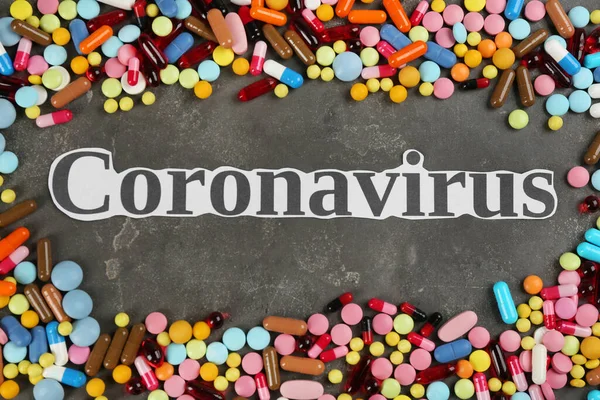 Слово Coronavirus Різні Таблетки Сірому Кам Яному Фоні Плоский — стокове фото