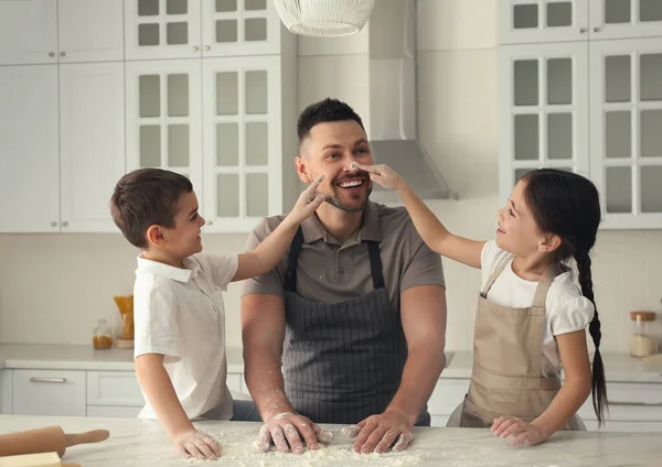Šťastná Rodina Společné Vaření Kuchyni Doma — Stock fotografie