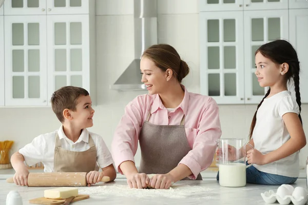 Ευτυχισμένη Οικογένεια Μαζί Μαγειρική Στην Κουζίνα Στο Σπίτι — Φωτογραφία Αρχείου
