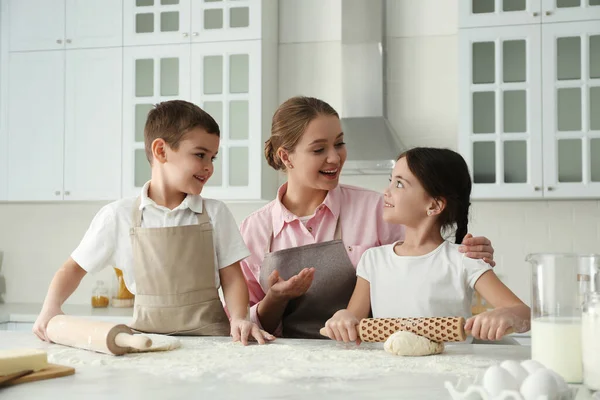 Ευτυχισμένη Οικογένεια Μαζί Μαγειρική Στην Κουζίνα Στο Σπίτι — Φωτογραφία Αρχείου