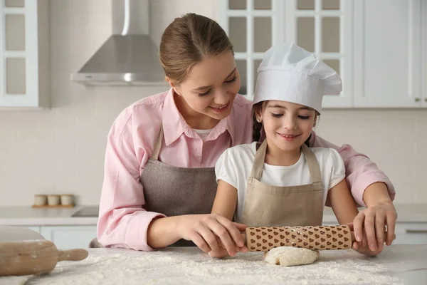 Moeder Dochter Koken Samen Keuken — Stockfoto