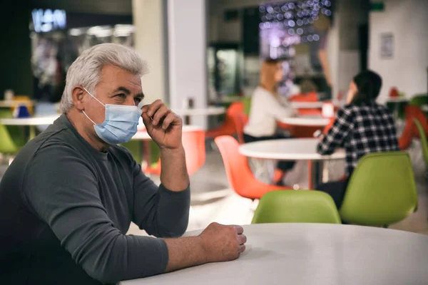 Hombre Mayor Con Máscara Médica Cafetería Protección Contra Virus — Foto de Stock