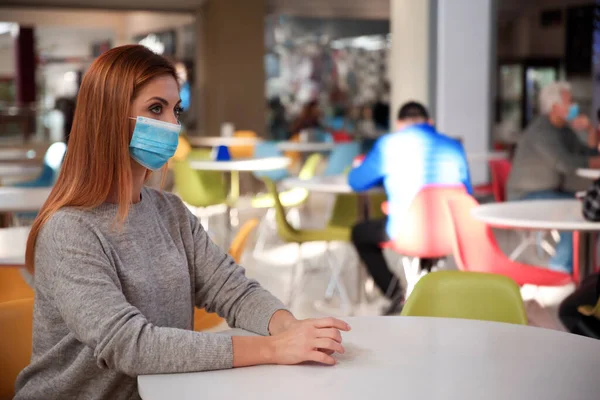 Женщина Медицинской Маске Кафе Защита Вирусов — стоковое фото