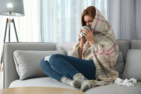 Kranke Frau Karo Mit Einem Becher Heißgetränk Hause Grippeviren — Stockfoto