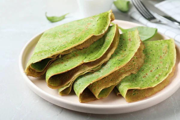 Smaklig Spenat Crepes Ljusgrå Bord Närbild — Stockfoto