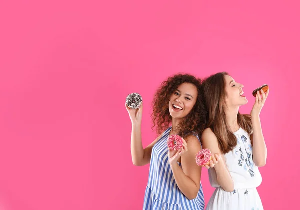 Beautiful Young Women Donuts Pink Background — Stock Photo, Image