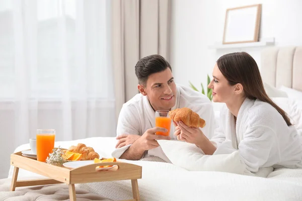 Pareja Feliz Albornoces Desayunando Cama Casa — Foto de Stock