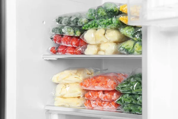 Sacchetti Plastica Con Diverse Verdure Congelate Frigorifero — Foto Stock