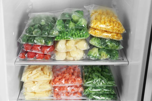 冰箱里装有不同冷冻蔬菜的塑料袋 — 图库照片