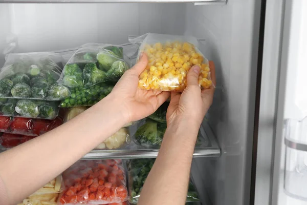 Mujer Tomando Bolsa Plástico Con Maíz Congelado Del Refrigerador Primer —  Fotos de Stock