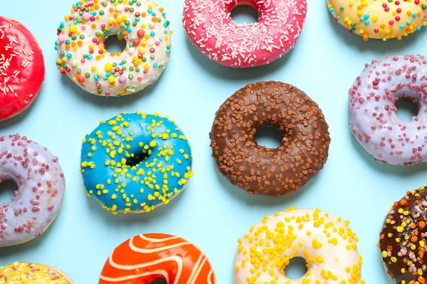 Deliciosos Donuts Envidraçados Fundo Azul Claro Flat Lay — Fotografia de Stock