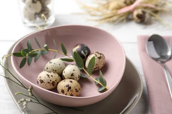 Ahşap Arka Planda Bıldırcın Yumurtası Çiçekli Paskalya Sofrası Yakın Plan — Stok fotoğraf