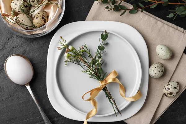 Feestelijke Paastafel Met Eieren Bloemdecoratie Donkere Achtergrond Vlak Gelegd — Stockfoto