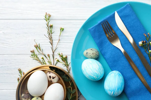 Feestelijke Paastafel Met Eieren Bloemdecoratie Houten Ondergrond Vlak Gelegd — Stockfoto