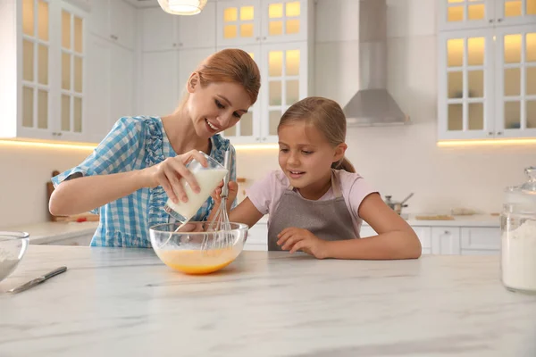 Moeder Dochter Maken Deeg Samen Keuken — Stockfoto