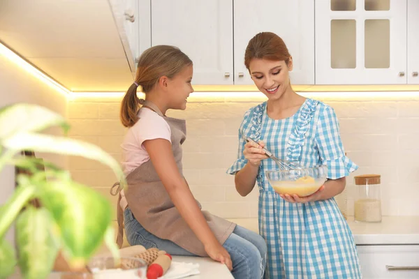 Мати Дочка Роблять Тісто Разом Кухні — стокове фото