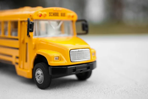 Gelber Spielzeugschulbus Vor Verschwommenem Hintergrund Nahaufnahme Transport Für Studenten — Stockfoto