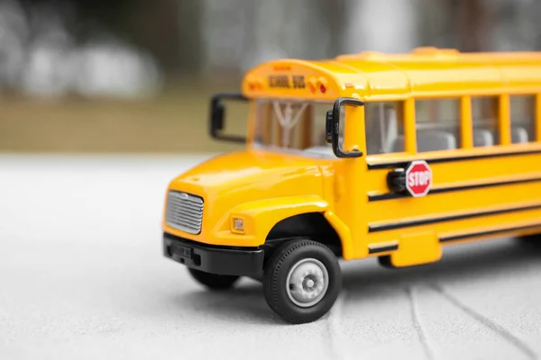 Żółty Autobus Szkolny Zabawki Przed Niewyraźne — Zdjęcie stockowe